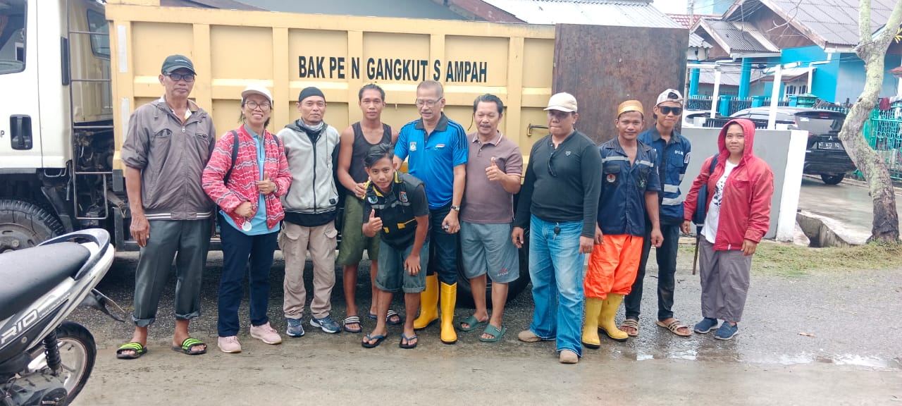 Kegiatan Kerja Bakti Massal  di lingkungan Kelurahan Manggar Baru